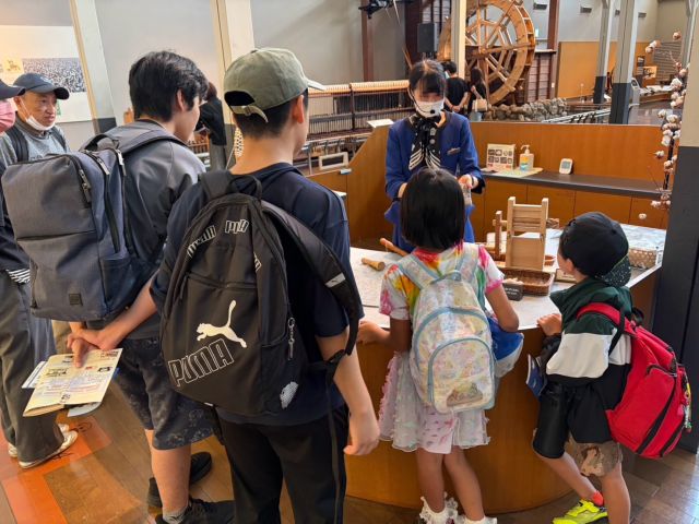 #西別院子ども会

10月17日、西別院子ども会「秋のハイキング」にて、
『トヨタ産業技術記念館』に行きました。
車ができるまでの過程やどのようにしてエンジンが動くかなど、
子どもたちは興味津々で、お話を聞いていました。

次回の西別院子ども会は、
11月14日(土)14時より「百人一首大会」を開催します。
みんなの参加予約をお待ちしてます！
詳細は西別院までお問い合わせください。

#西別院 #子ども #会 #ハイキング